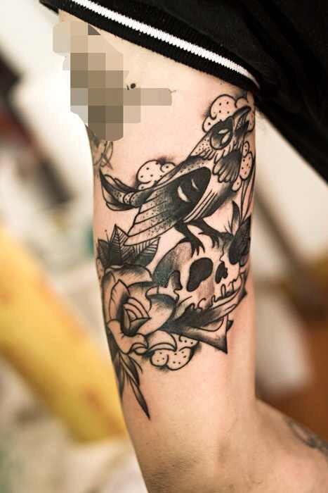 潮男小王右手臂上的鸟站在骷髅头上的纹身图案