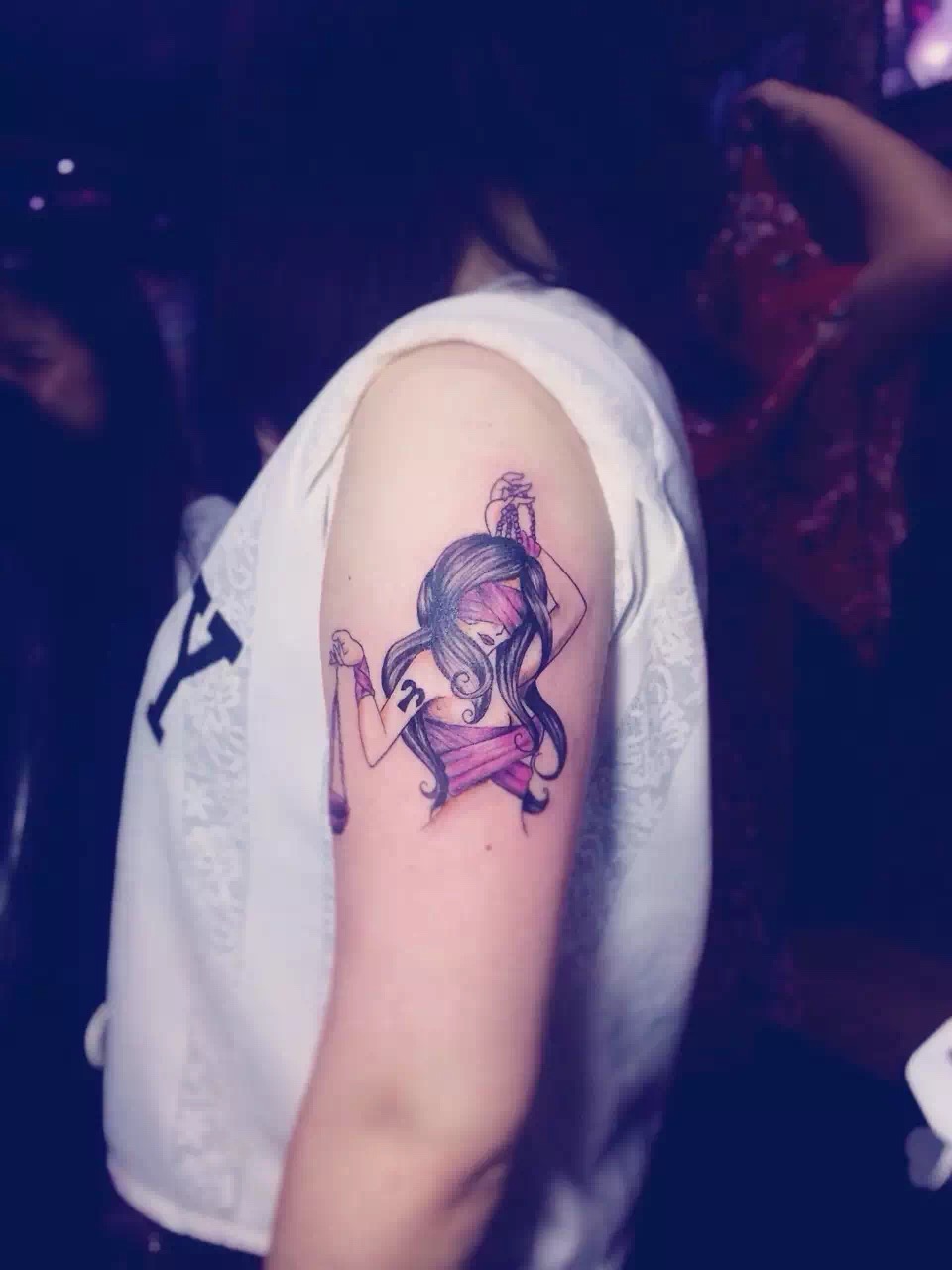 陆小姐左侧手臂外侧上部的清晰蒙面舞者女孩纹身图案