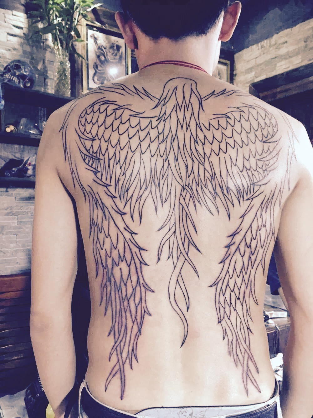 成都贾先生背部的天使翅膀纹身图案