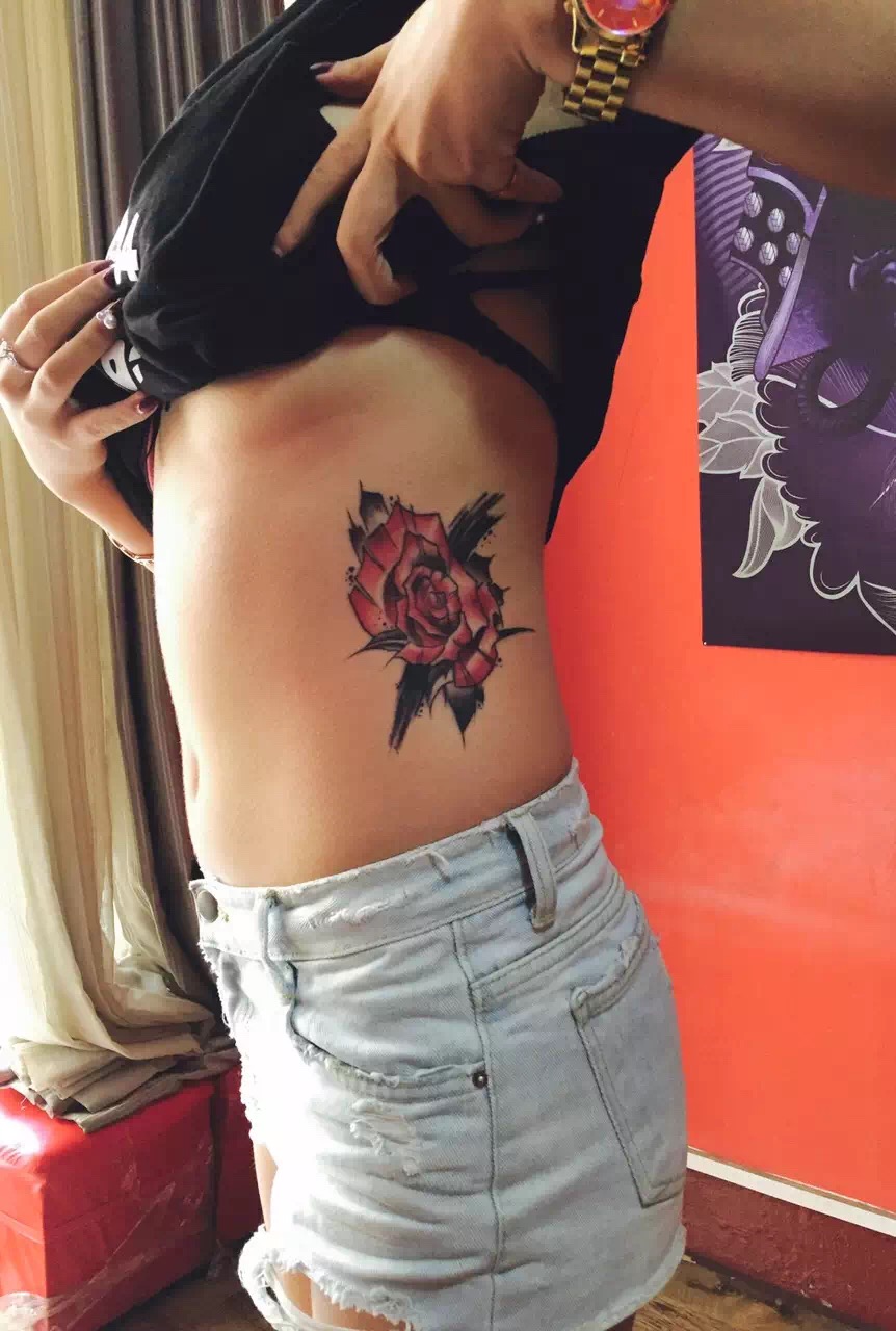 成都梁小姐侧腰处的性感玫瑰纹身图案