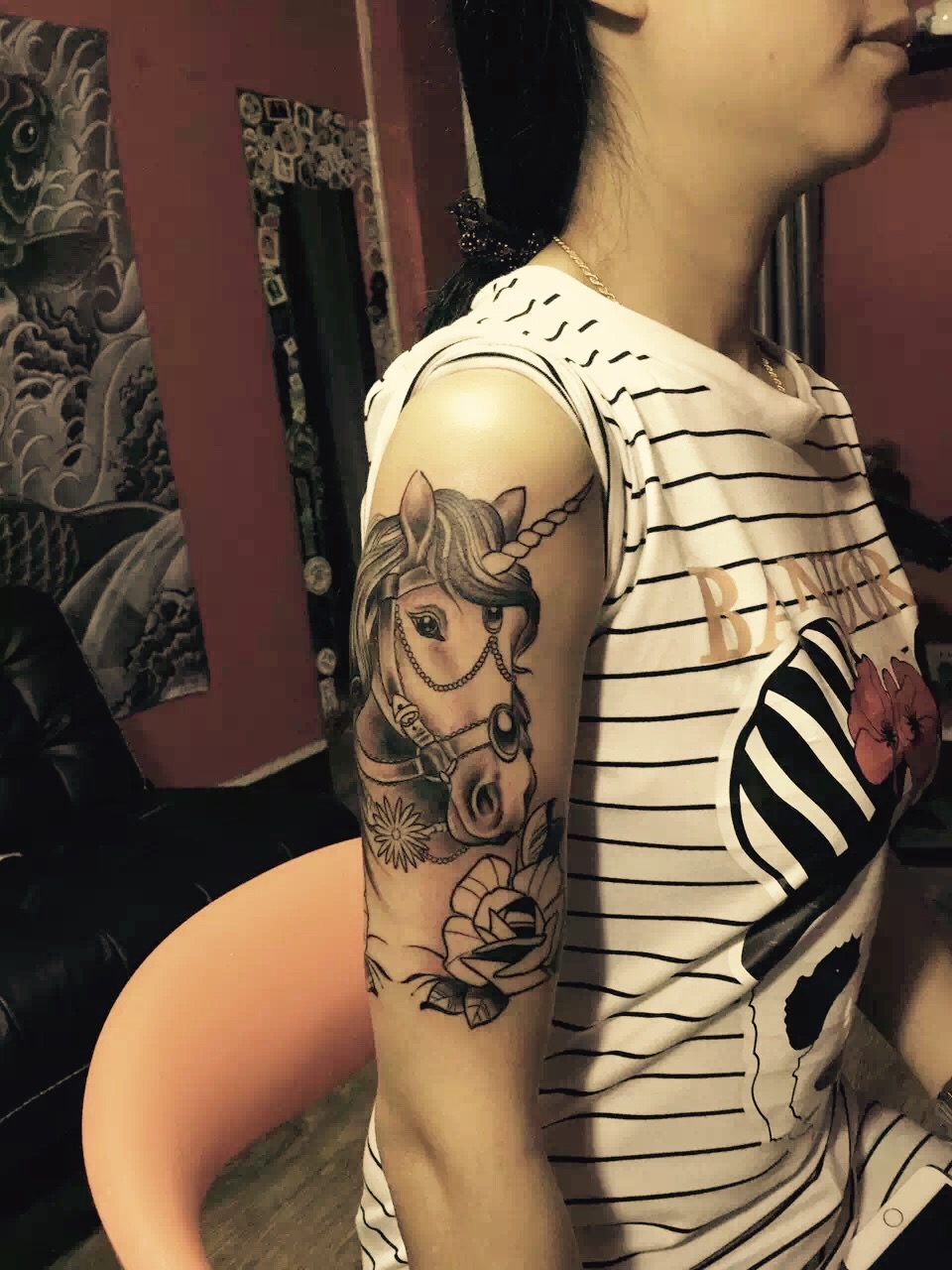 成都薛小姐手臂上的可爱独角兽纹身图案
