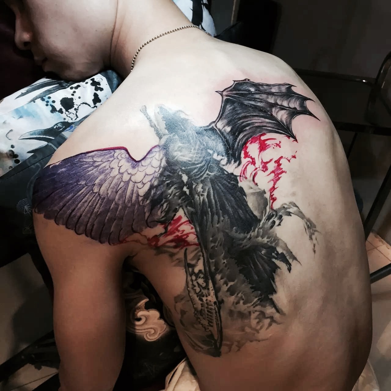 郭先生背部的黑暗之神纹身图案