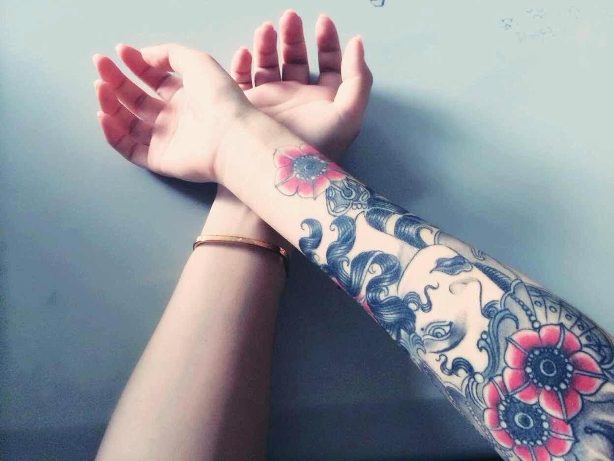 温柔的顾小姐手臂上的异域风情美女纹身图案
