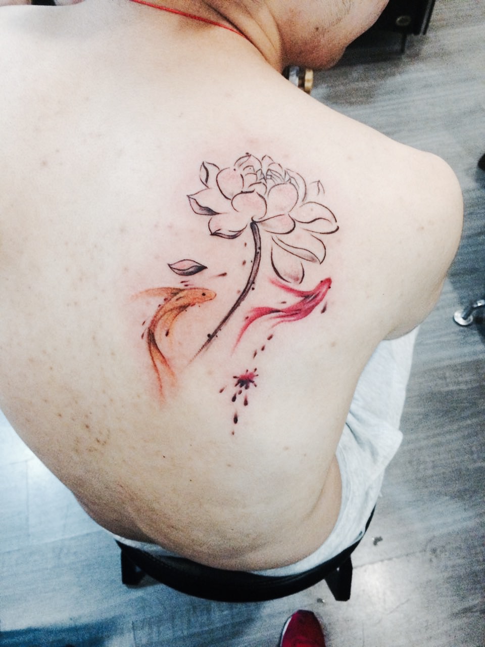 豪爽的李先生背部的鲤鱼戏水荷花纹身图案