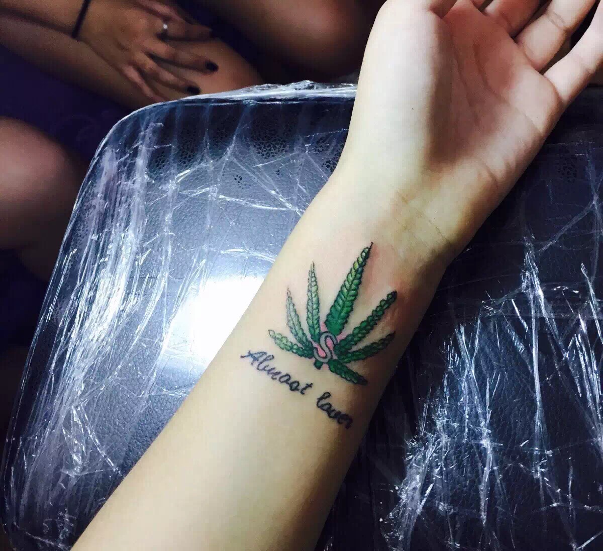 美女小刘左手腕内侧laven叶片纹身图案