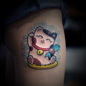 成都美女小王大腿外侧彩色的可爱招财猫纹身图