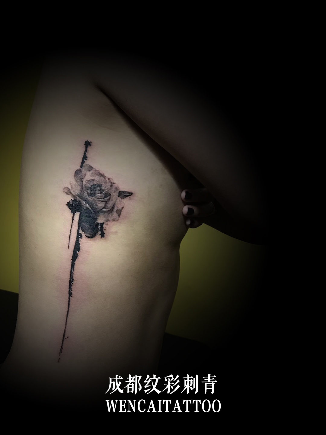 性感的朱小姐侧腰墨色玫瑰创意纹身图案