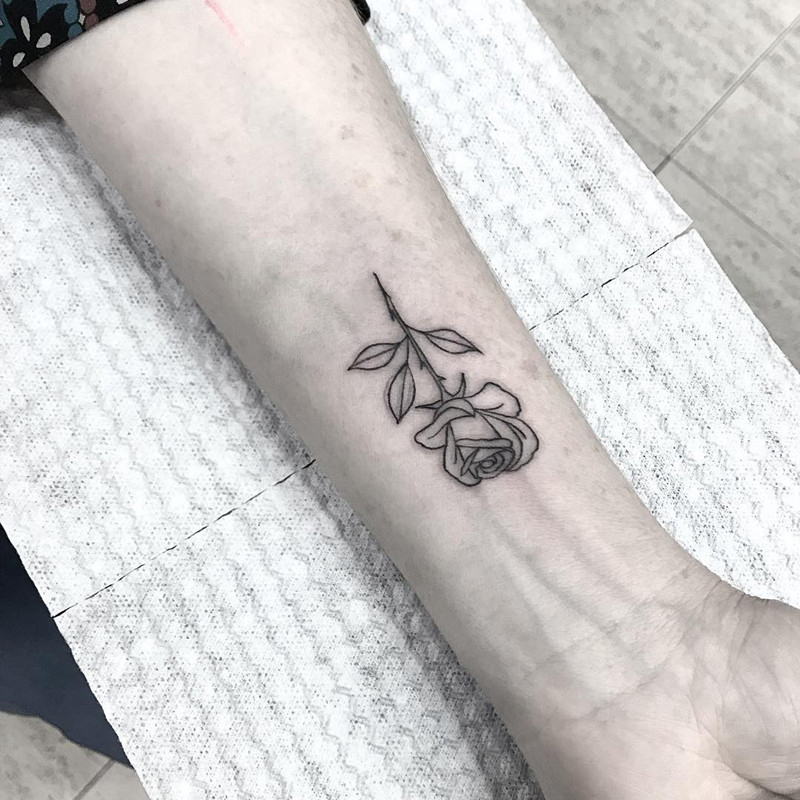 做面点师的张先生小臂玫瑰纹身图案