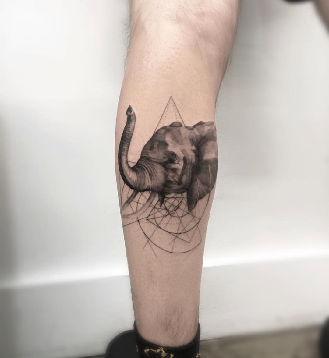洪先生小腿写实大象纹身图案