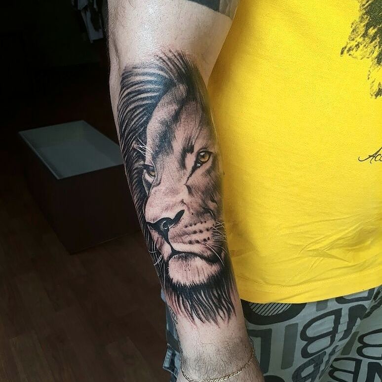 做网络的堵先生小臂写实狮子纹身图案