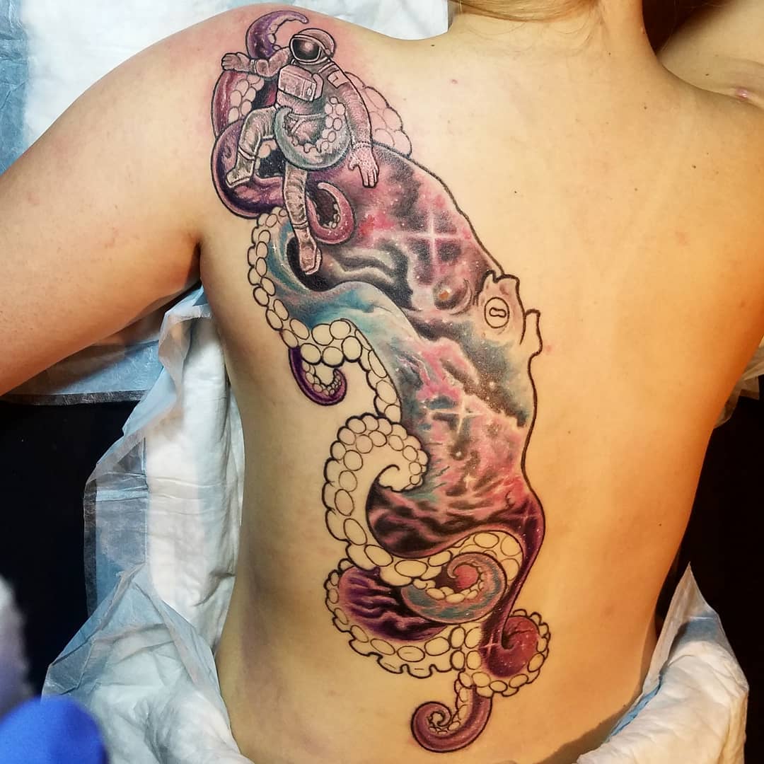 景先生后背章鱼宇航员纹身图案
