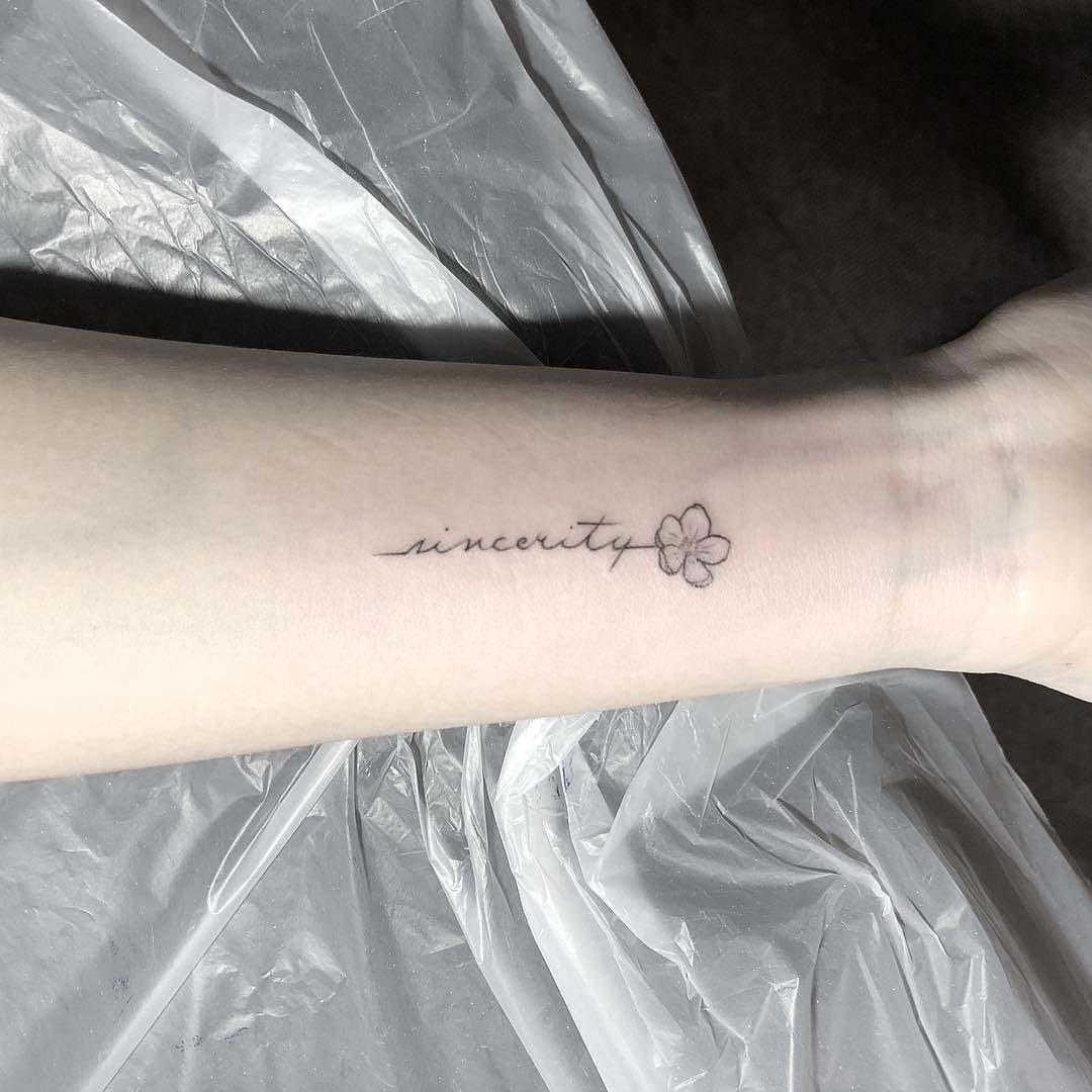 嵇小姐小臂小花英文字纹身图案