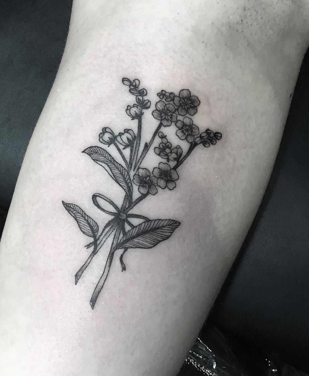 大臂小花纹身图案