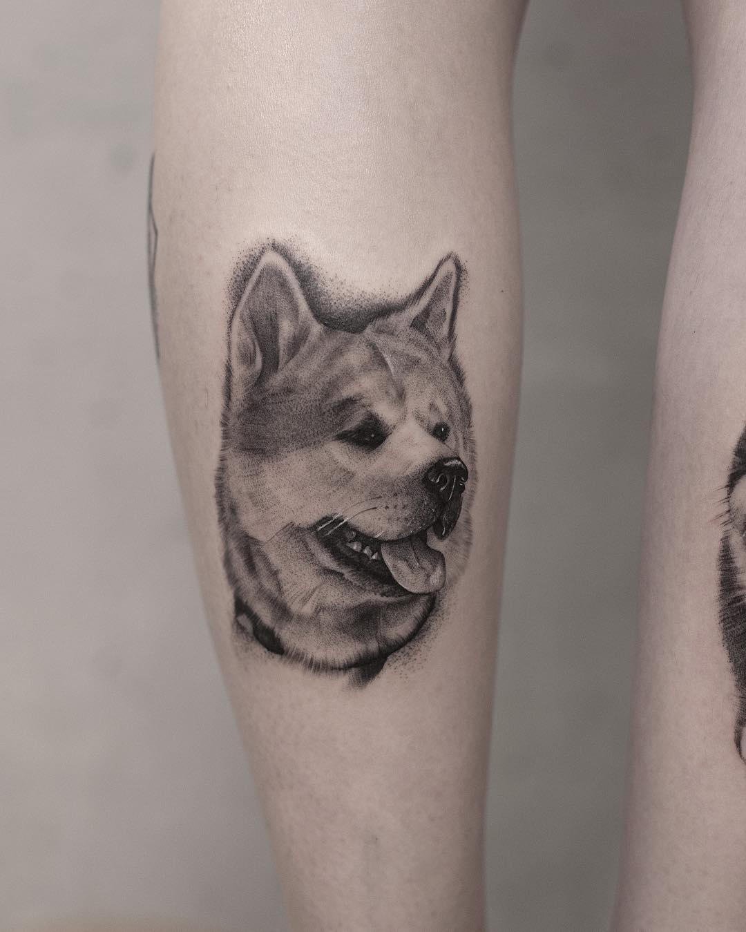 小腿黑灰写实狗狗肖像纹身图案