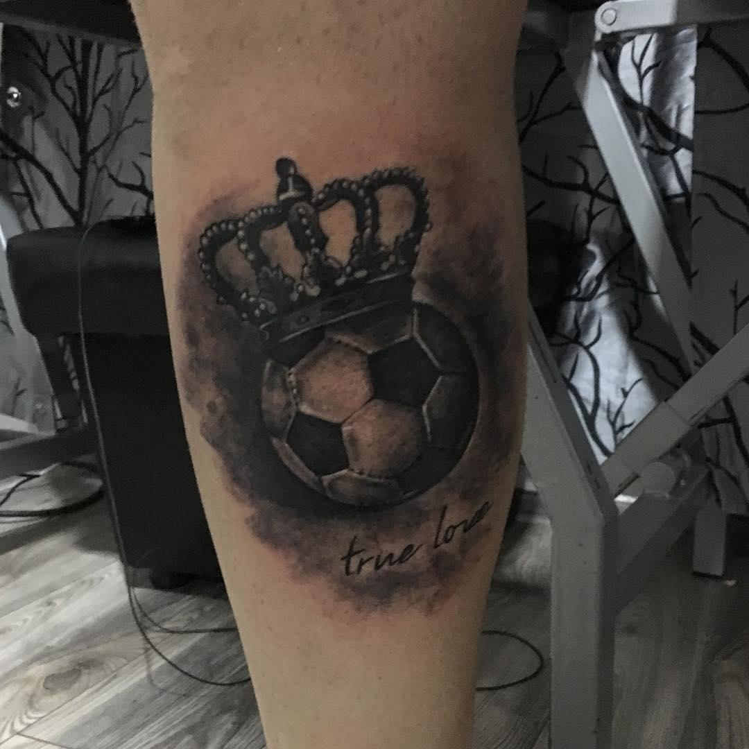 小腿黑灰写实皇冠足球纹身图案