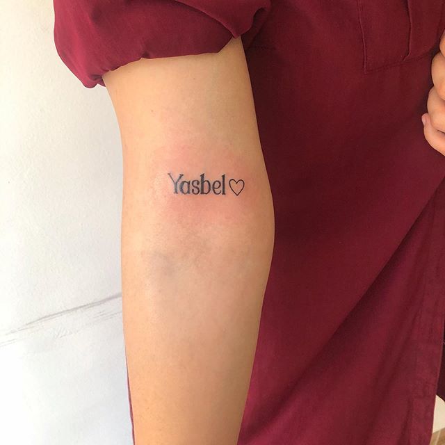 女生手臂上的英文Yasbel和小爱心纹身图案