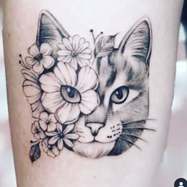 黑灰色的小猫脸上面长出花朵的纹身图案