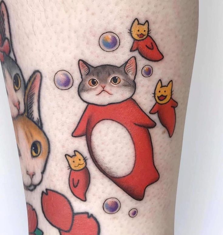 几只穿着红色衣服的小猫咪纹身图案