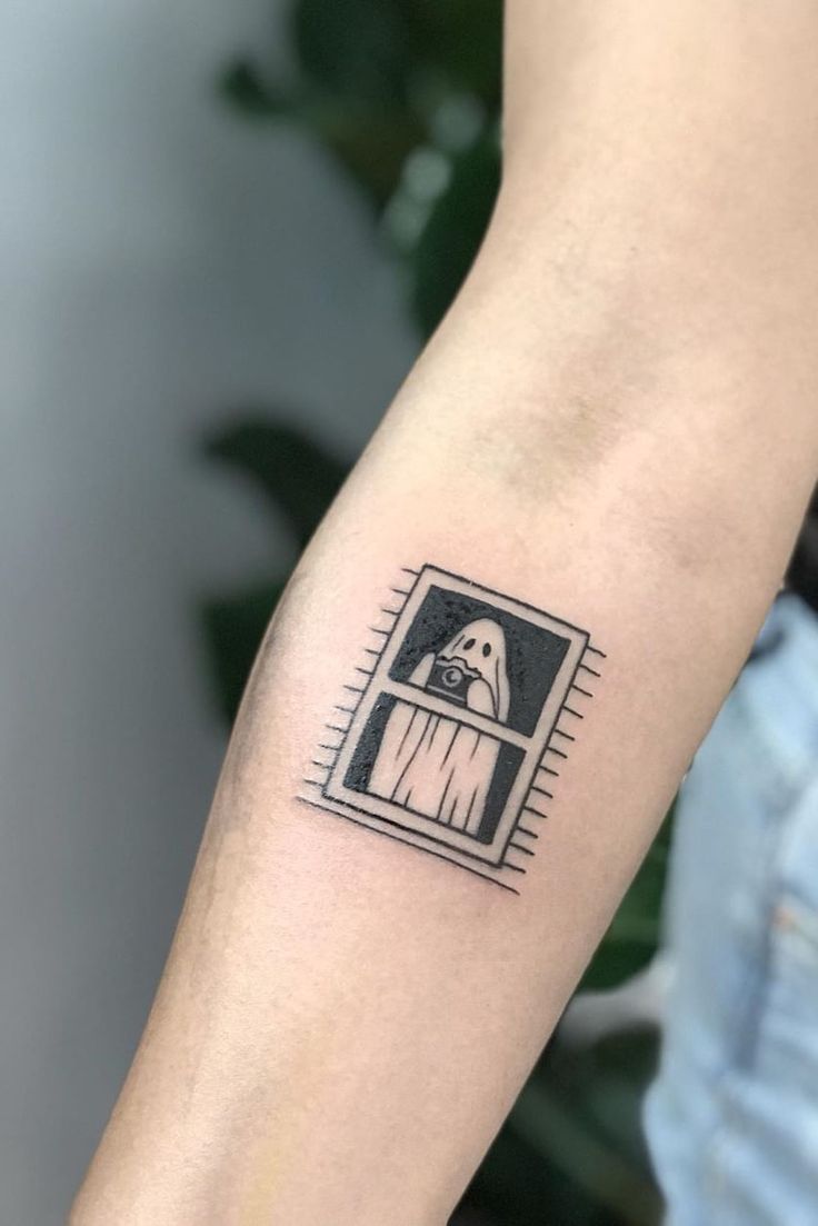 简约风格的拍照的白色小幽灵纹身图案