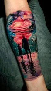 彩色写实风格的宇宙星空和牵着手的父女纹身图案